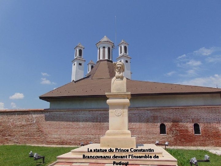 La statue du Prince Constantin Brancoveanu devant l’Ensemble de Potlogi 