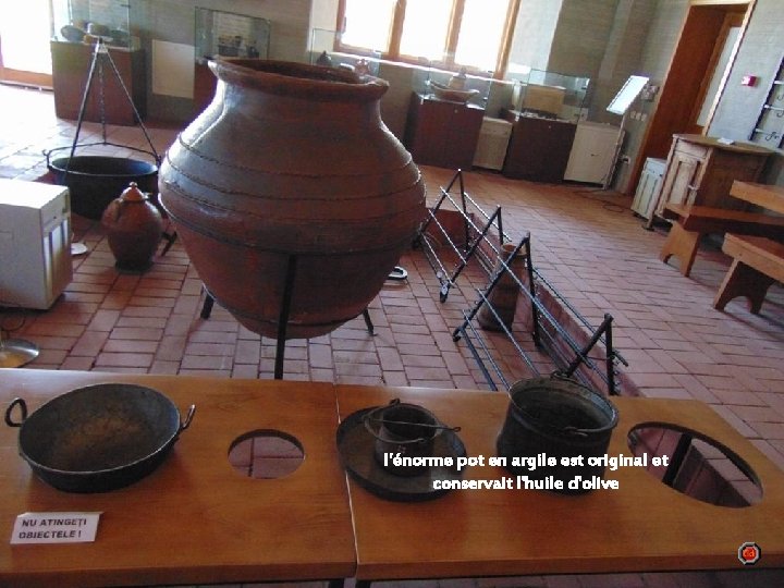 l'énorme pot en argile est original et conservait l'huile d'olive 