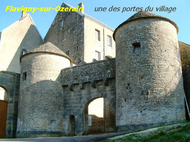 Flavigny-sur-Ozerain une des portes du village 