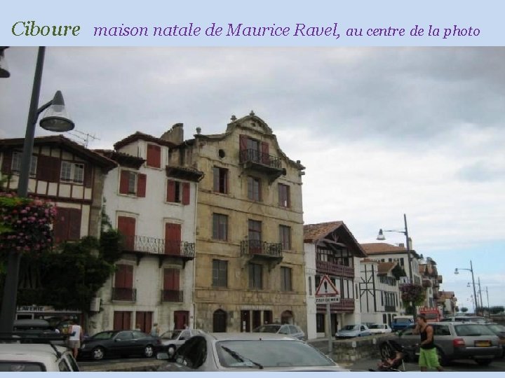 Ciboure maison natale de Maurice Ravel, au centre de la photo 
