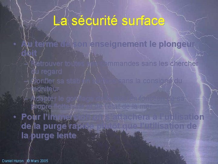 La sécurité surface • Au terme de son enseignement le plongeur doit – Retrouver