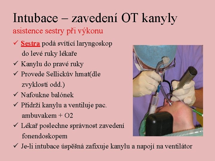 Intubace – zavedení OT kanyly asistence sestry při výkonu ü Sestra podá svítící laryngoskop