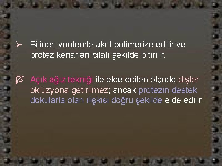 Ø Bilinen yöntemle akril polimerize edilir ve protez kenarları cilalı şekilde bitirilir. Í Açık