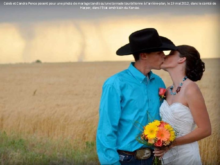 Caleb et Candra Pence posent pour une photo de mariage tandis qu'une tornade tourbillonne