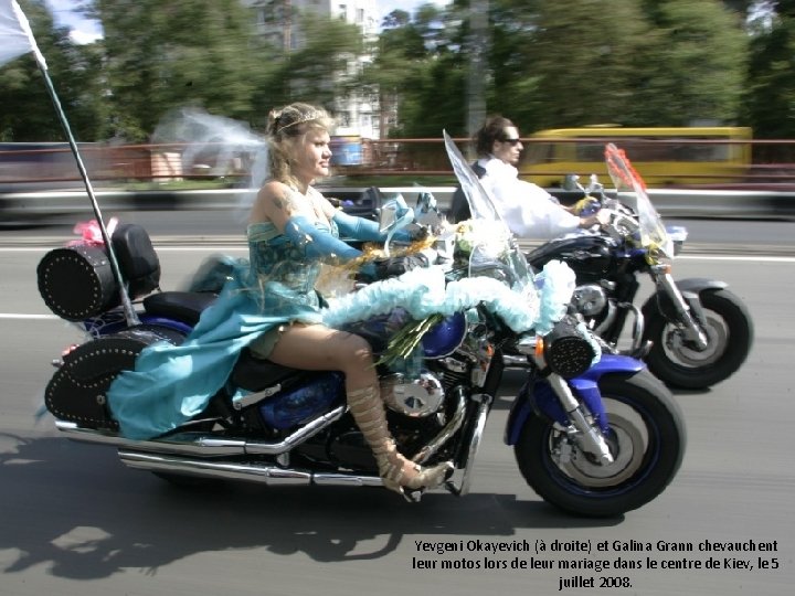 Yevgeni Okayevich (à droite) et Galina Grann chevauchent leur motos lors de leur mariage