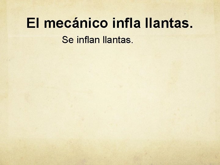 El mecánico infla llantas. Se inflan llantas. 