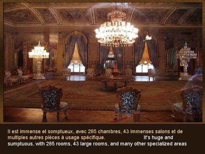 Il est immense et somptueux, avec 285 chambres, 43 immenses salons et de multiples