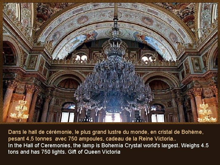 Dans le hall de cérémonie, le plus grand lustre du monde, en cristal de