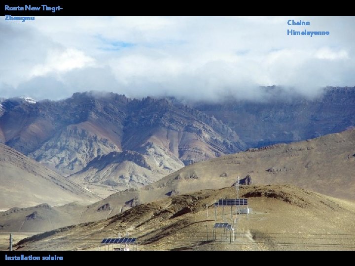 Route New Tingri. Zhangmu Installation solaire Chaine Himalayenne 