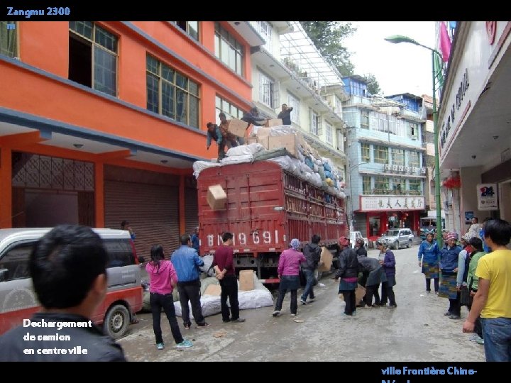 Zangmu 2300 m Dechargement de camion en centre ville Frontière Chine- 