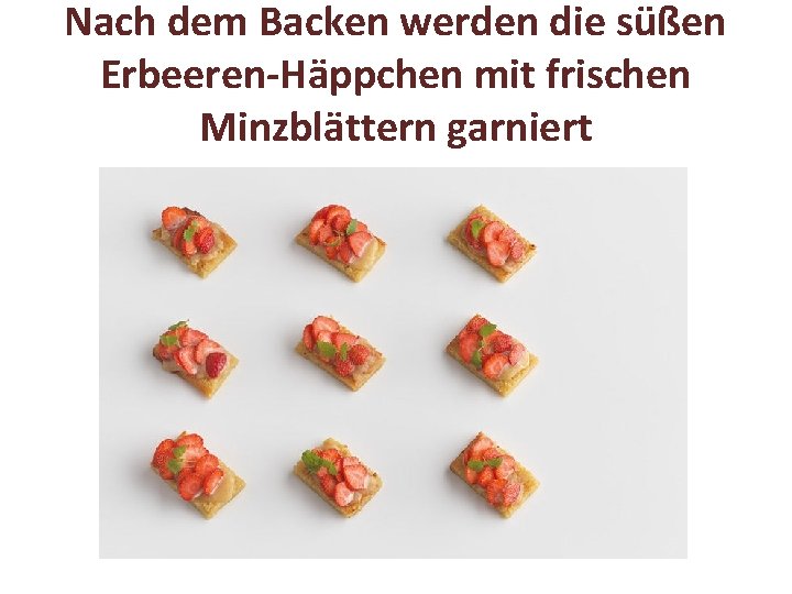 Nach dem Backen werden die süßen Erbeeren-Häppchen mit frischen Minzblättern garniert 