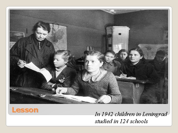 Lesson In 1942 children in Leningrad studied in 124 schools 