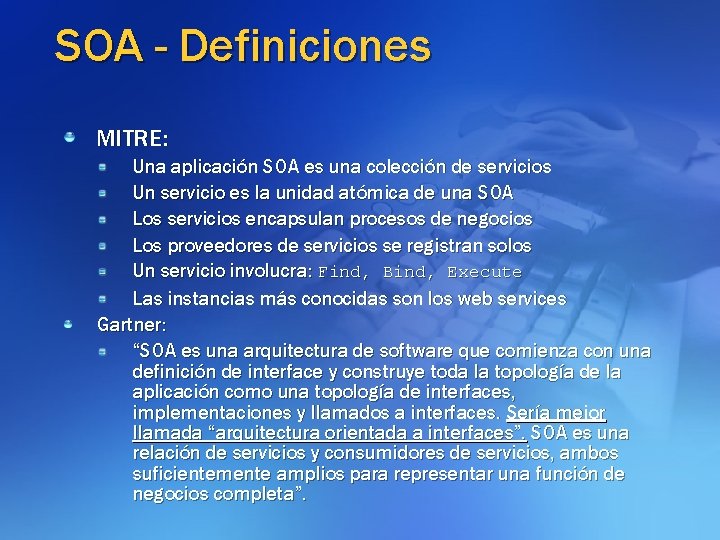 SOA - Definiciones MITRE: Una aplicación SOA es una colección de servicios Un servicio