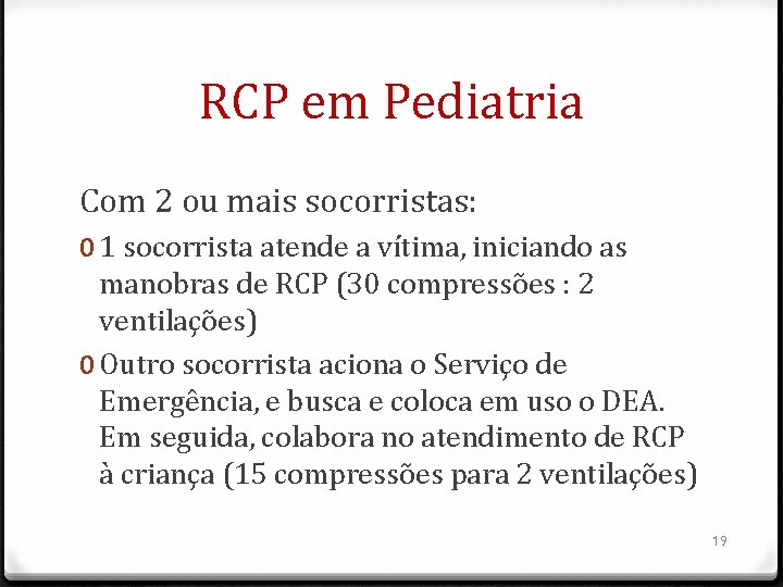 RCP em Pediatria Com 2 ou mais socorristas: 0 1 socorrista atende a vítima,