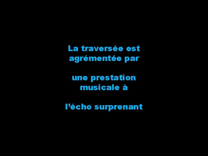 La traversée est agrémentée par une prestation musicale à l’écho surprenant 