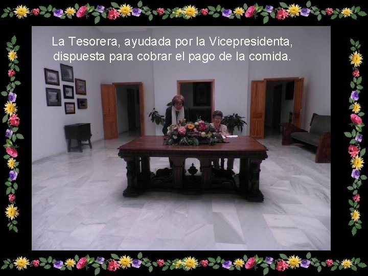 La Tesorera, ayudada por la Vicepresidenta, dispuesta para cobrar el pago de la comida.