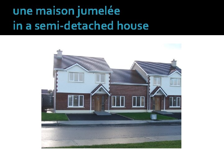 une maison jumelée in a semi-detached house 