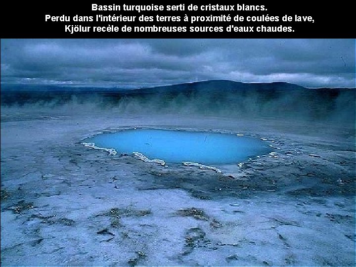 Bassin turquoise serti de cristaux blancs. Perdu dans l'intérieur des terres à proximité de