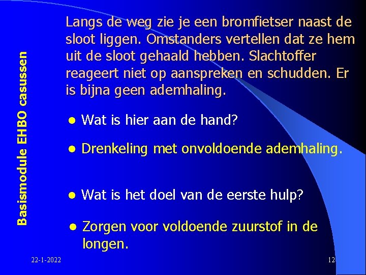 Basismodule EHBO casussen Langs de weg zie je een bromfietser naast de sloot liggen.