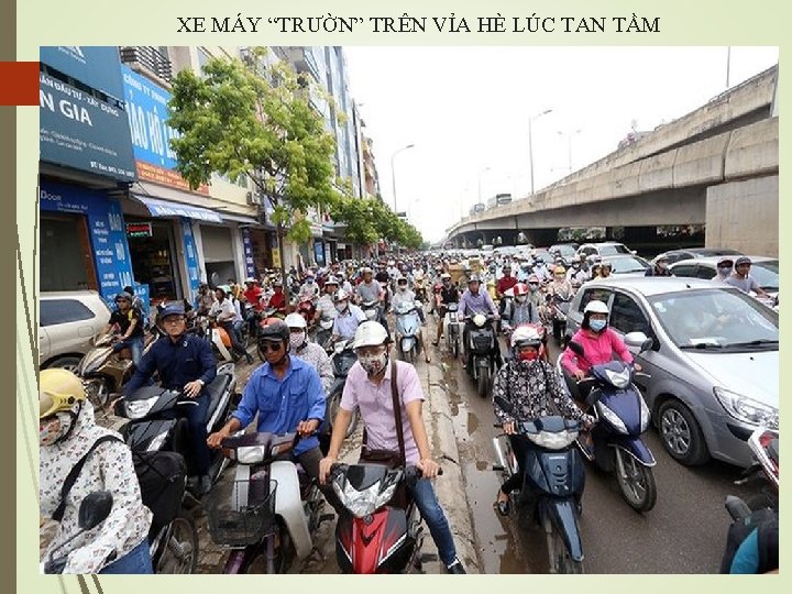 XE MÁY “TRƯỜN” TRÊN VỈA HÈ LÚC TAN TẦM 