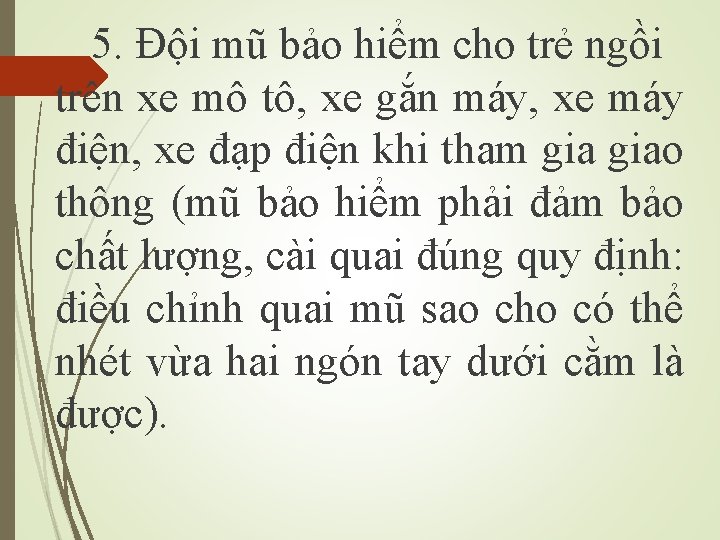 5. Đội mũ bảo hiểm cho trẻ ngồi trên xe mô tô, xe gắn