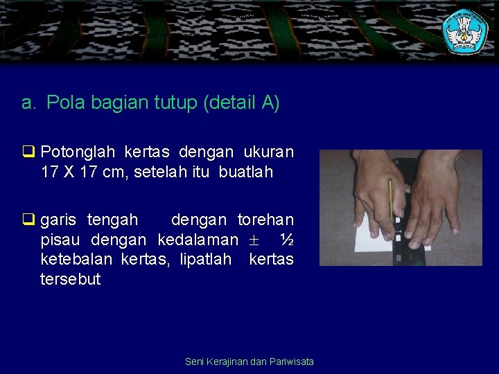 garis tengah dengan torehan pisau dengan kedalaman ½ ketebalan kertas, lipatlah kertas tersebut Gb.