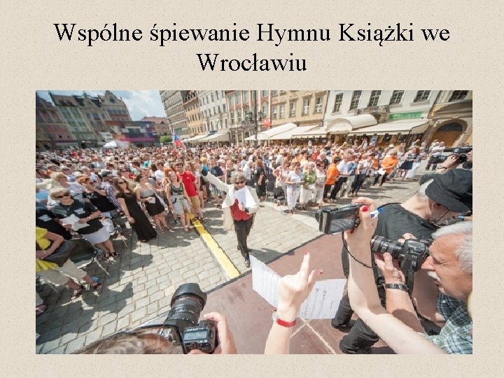 Wspólne śpiewanie Hymnu Książki we Wrocławiu 