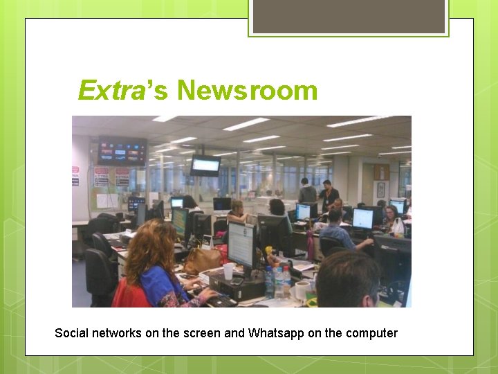 Extra’s Newsroom Social networks on the screen and Whatsapp on the computer 