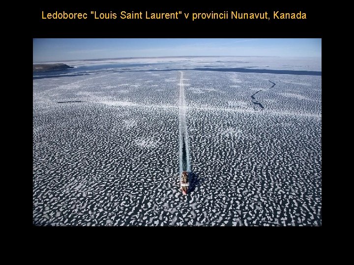 Ledoborec "Louis Saint Laurent" v provincii Nunavut, Kanada 