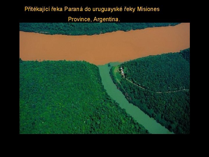 Přitékající řeka Paraná do uruguayské řeky Misiones Province, Argentina. 