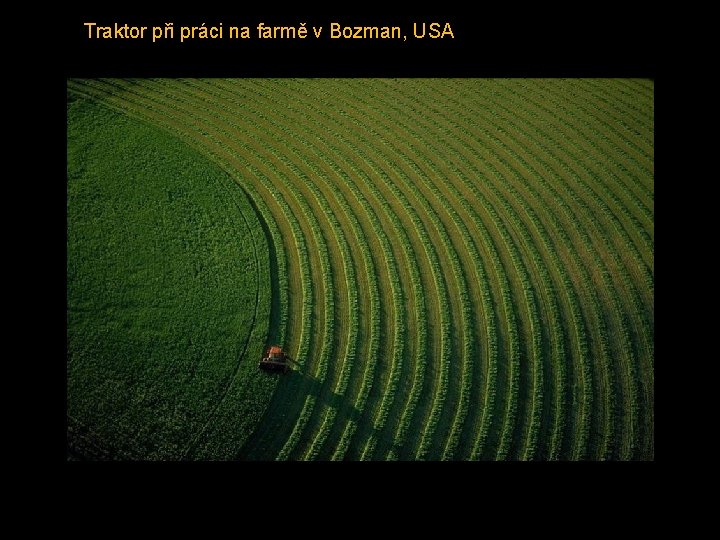 Traktor při práci na farmě v Bozman, USA 