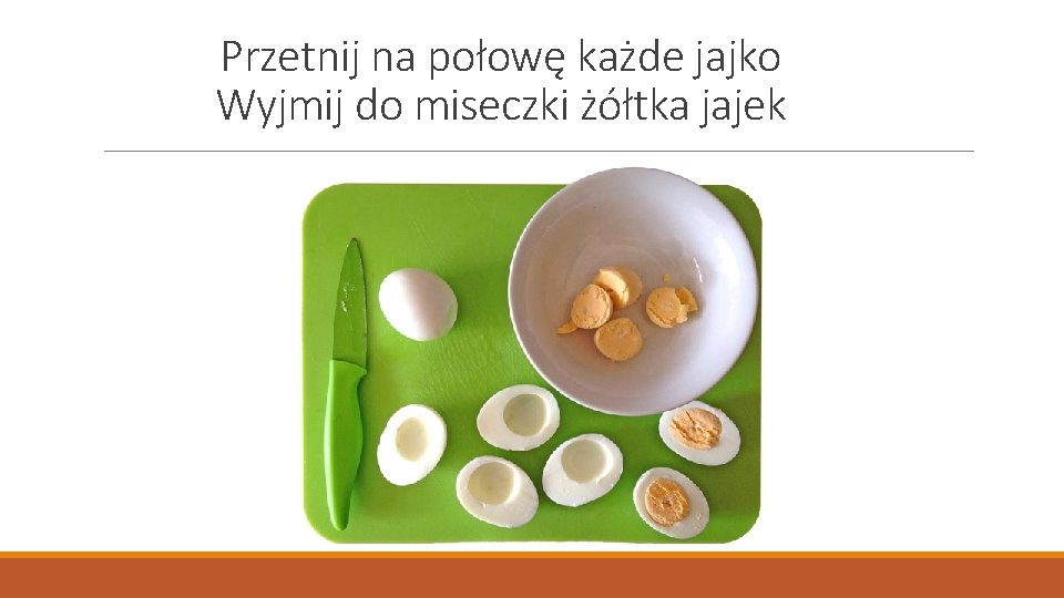 Przetnij na połowę każde jajko Wyjmij do miseczki żółtka jajek 