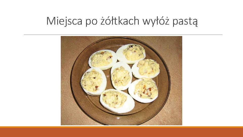 Miejsca po żółtkach wyłóż pastą 