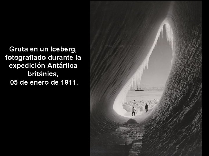 Gruta en un Iceberg, fotografiado durante la expedición Antártica británica, 05 de enero de