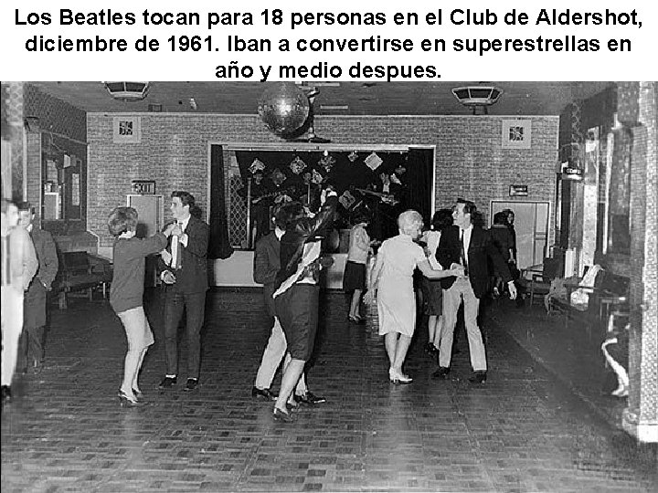 Los Beatles tocan para 18 personas en el Club de Aldershot, diciembre de 1961.