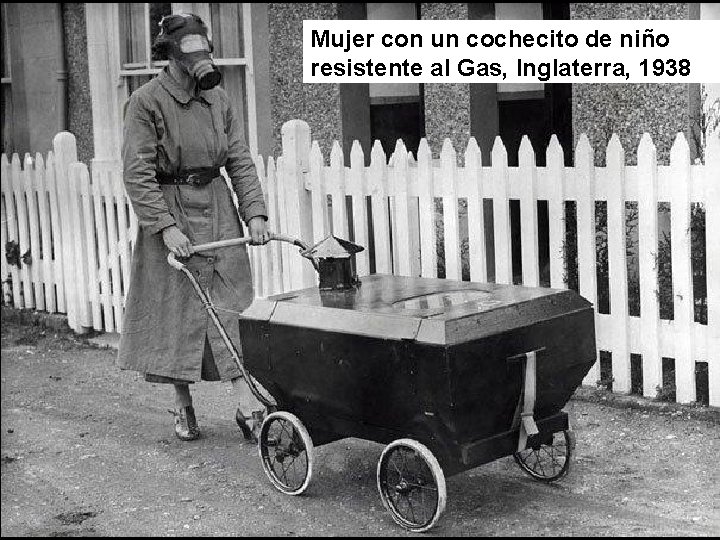 Mujer con un cochecito de niño resistente al Gas, Inglaterra, 1938 