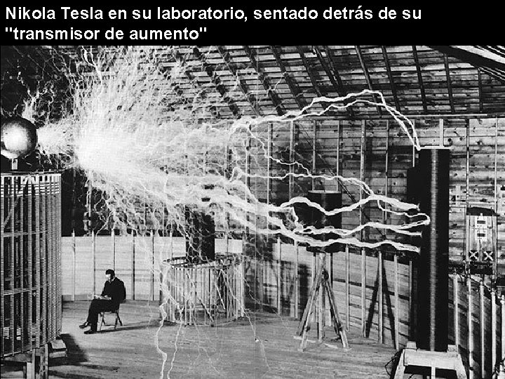 Nikola Tesla en su laboratorio, sentado detrás de su "transmisor de aumento" 