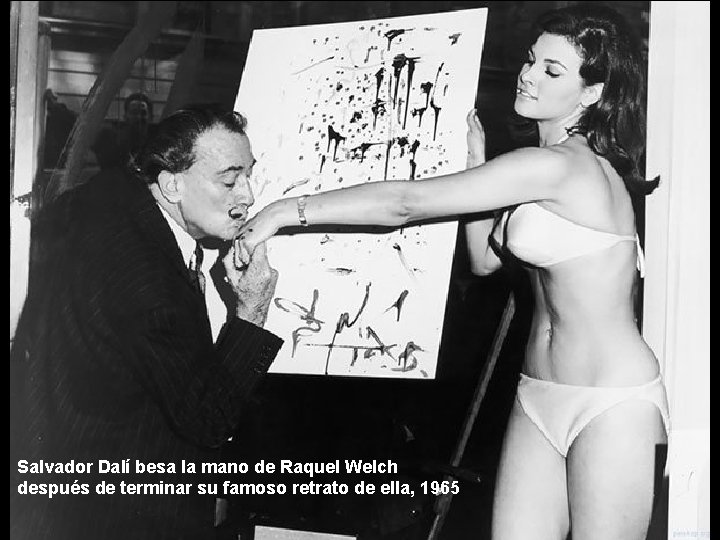 Salvador Dalí besa la mano de Raquel Welch después de terminar su famoso retrato