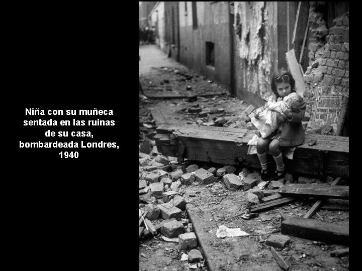 Niña con su muñeca sentada en las ruinas de su casa, bombardeada Londres, 1940