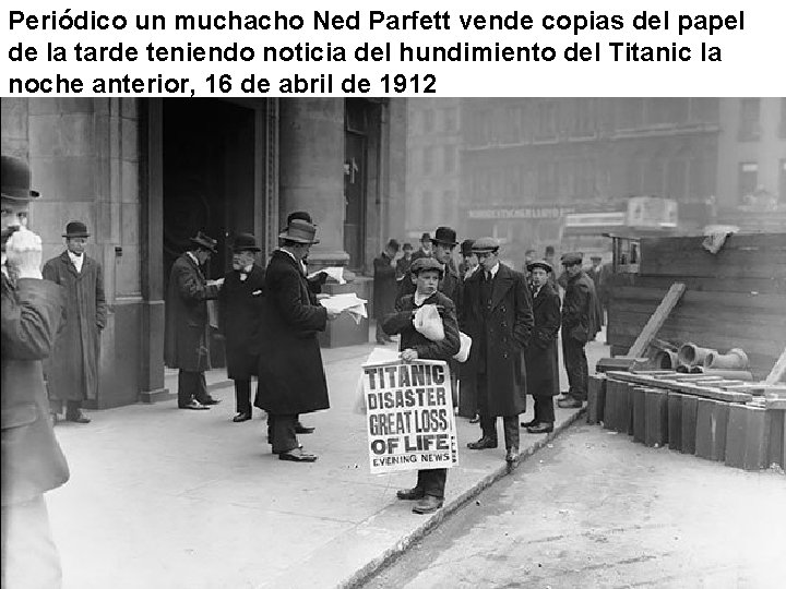 Periódico un muchacho Ned Parfett vende copias del papel de la tarde teniendo noticia