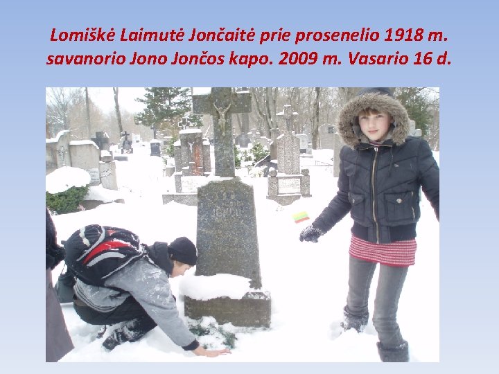 Lomiškė Laimutė Jončaitė prie prosenelio 1918 m. savanorio Jončos kapo. 2009 m. Vasario 16