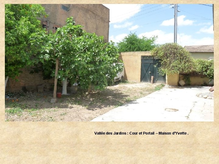 Vallée des Jardins : Cour et Portail – Maison d’Yvette. 