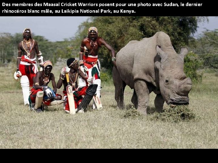 Des membres des Maasaï Cricket Warriors posent pour une photo avec Sudan, le dernier