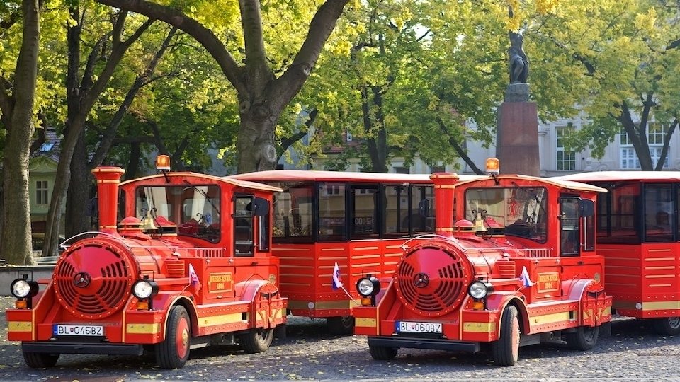 Bratislava DOPRAVA • významný cestný i železničný uzol • prístav na Dunaji (spojenie s