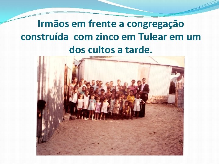 Irmãos em frente a congregação construída com zinco em Tulear em um dos cultos