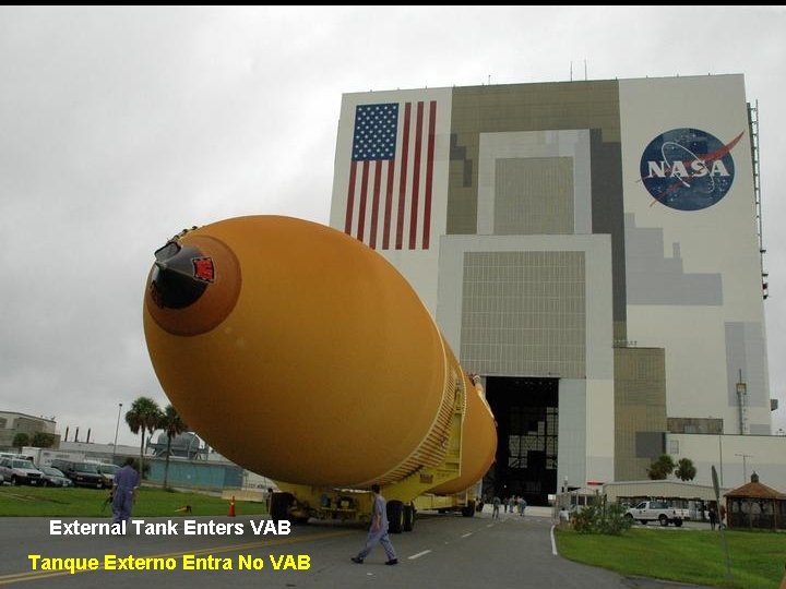 External Tank Enters VAB Tanque Externo Entra No VAB 