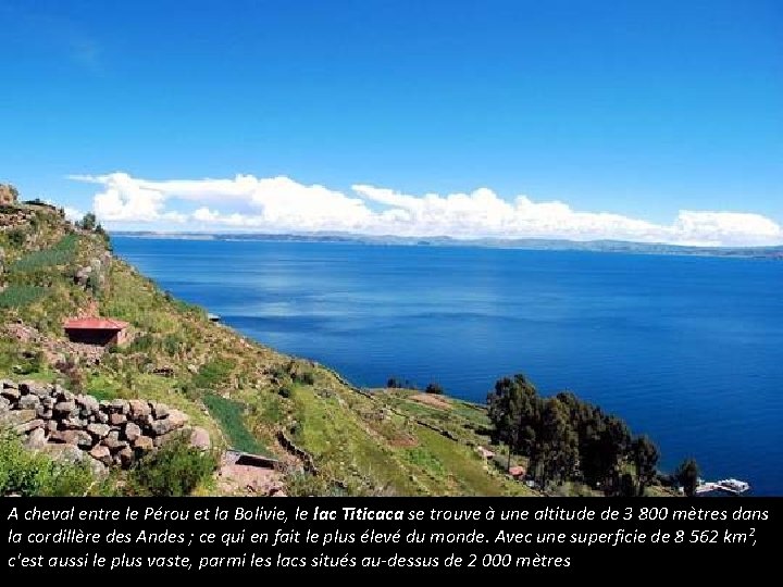 A cheval entre le Pérou et la Bolivie, le lac Titicaca se trouve à
