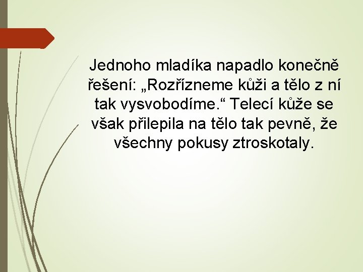 Jednoho mladíka napadlo konečně řešení: „Rozřízneme kůži a tělo z ní tak vysvobodíme. “