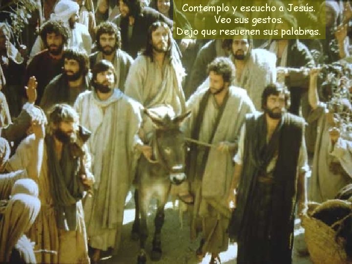 Contemplo y escucho a Jesús. Veo sus gestos. Dejo que resuenen sus palabras. 