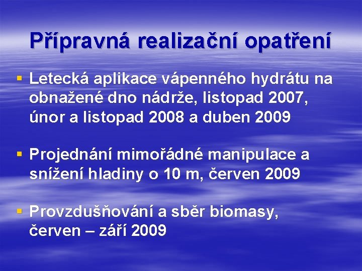 Přípravná realizační opatření § Letecká aplikace vápenného hydrátu na obnažené dno nádrže, listopad 2007,